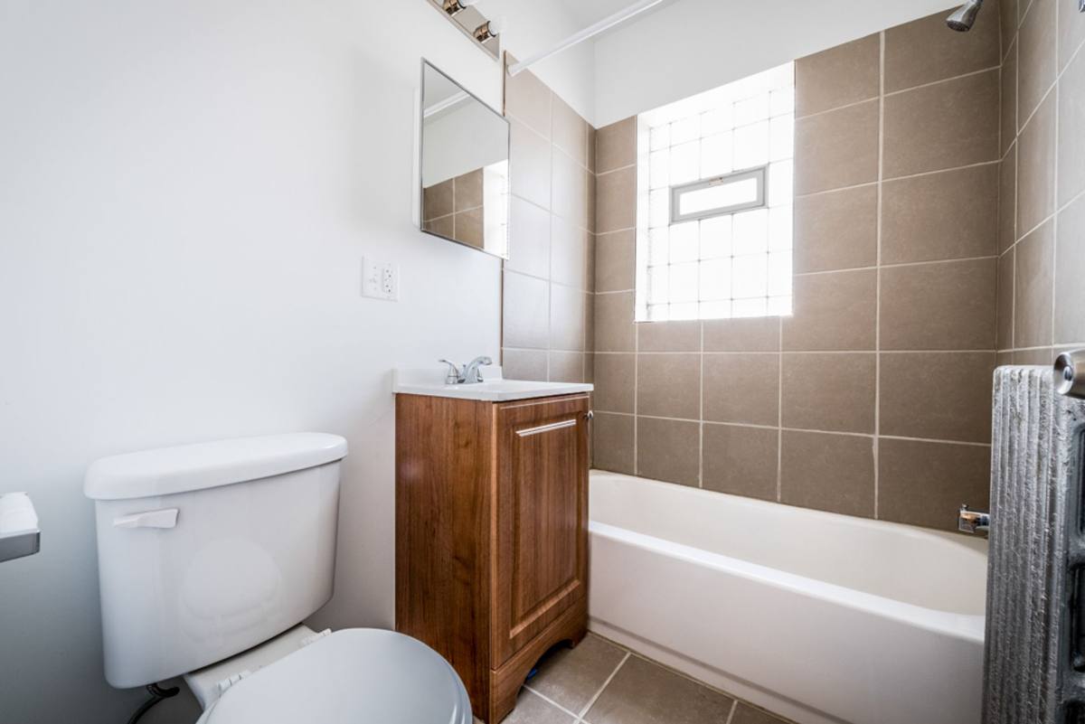 Apartment for rent at 702 N Waller Ave, Chicago, IL 60644