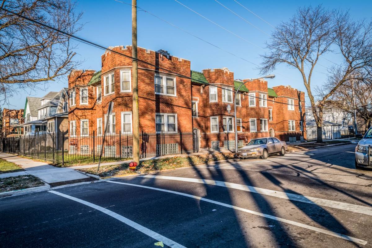 Apartment for rent at 702 N Waller Ave, Chicago, IL 60644