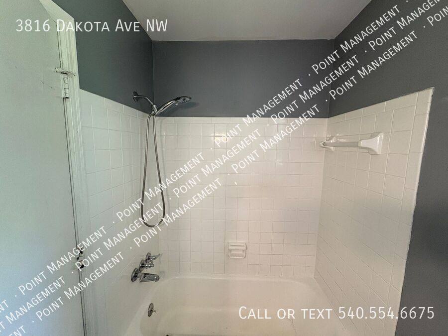 House for rent at 3816 Dakota Ave NW, Roanoke, VA 24017