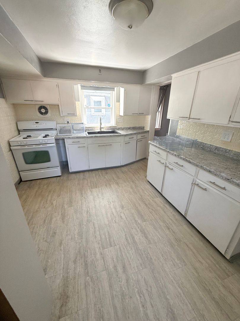 Apartment for rent at 522-524 Lafayette Ave, Rockford, IL 61107