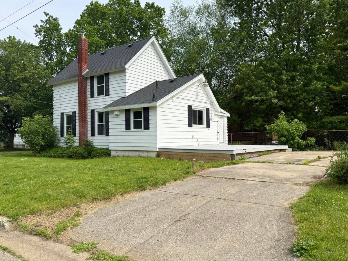 House for rent at 1200 Sheldon St, Jackson, MI 49203