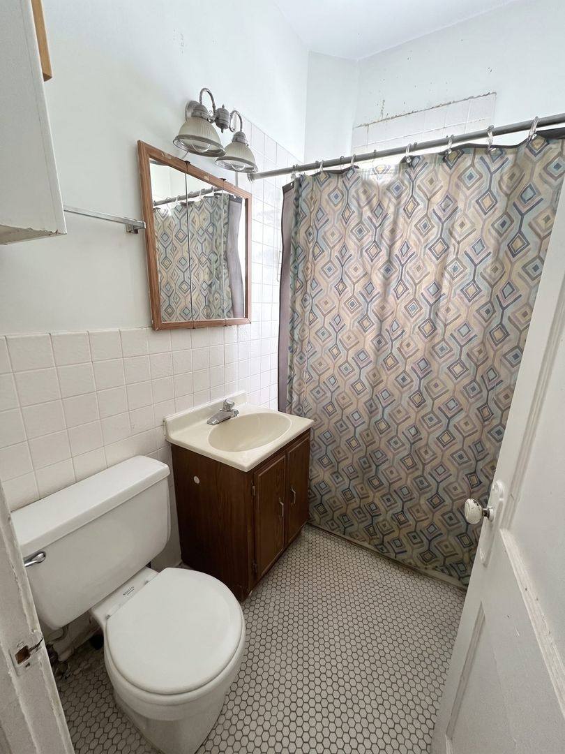 Apartment for rent at 4824-26 W Hutchinson, Chicago, IL 60641