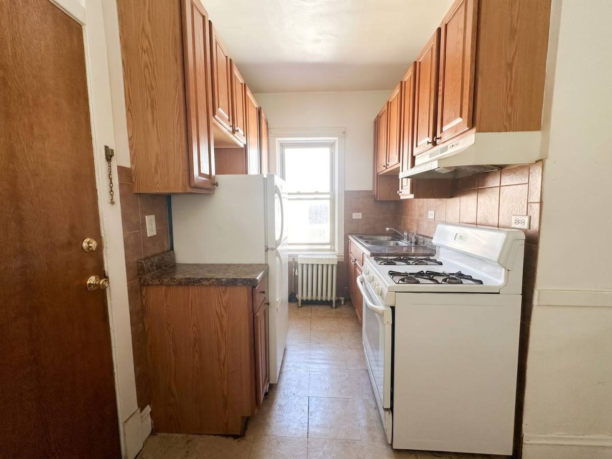 Apartment for rent at 4824-26 W Hutchinson, Chicago, IL 60641