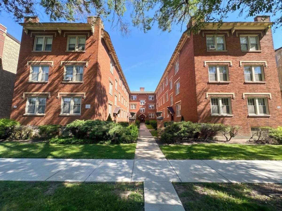 Apartment for rent at 4824-26 W Hutchinson, Chicago, IL 60641
