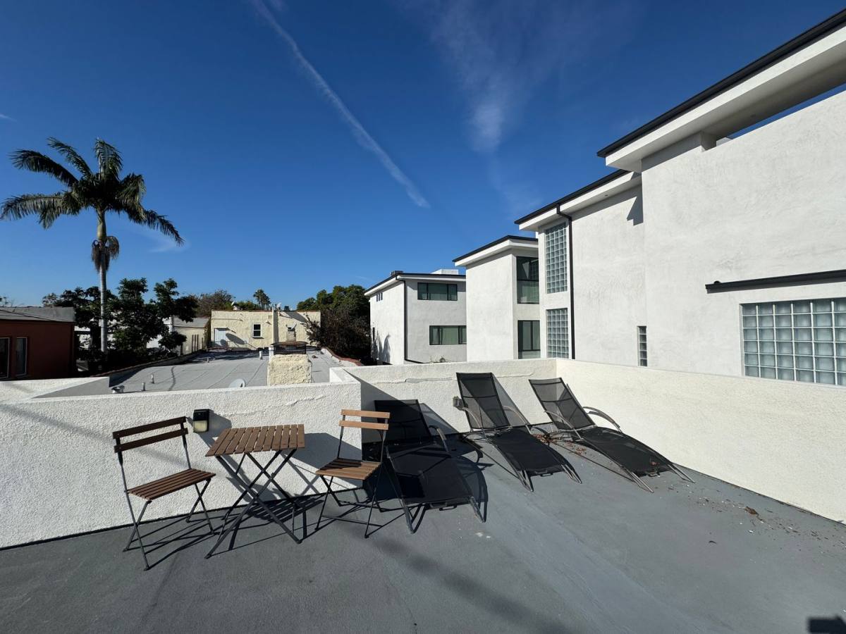 House for rent at 506 1 4 N Sweetzer, Los Angeles, CA 90048
