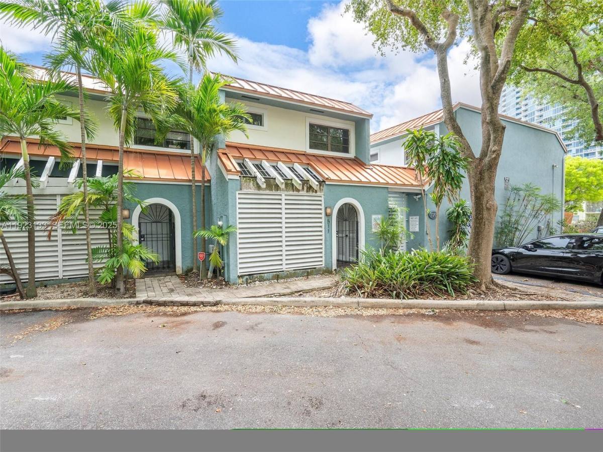 Townhouse for rent at 515 NE 38th St #10, Miami, FL 33137