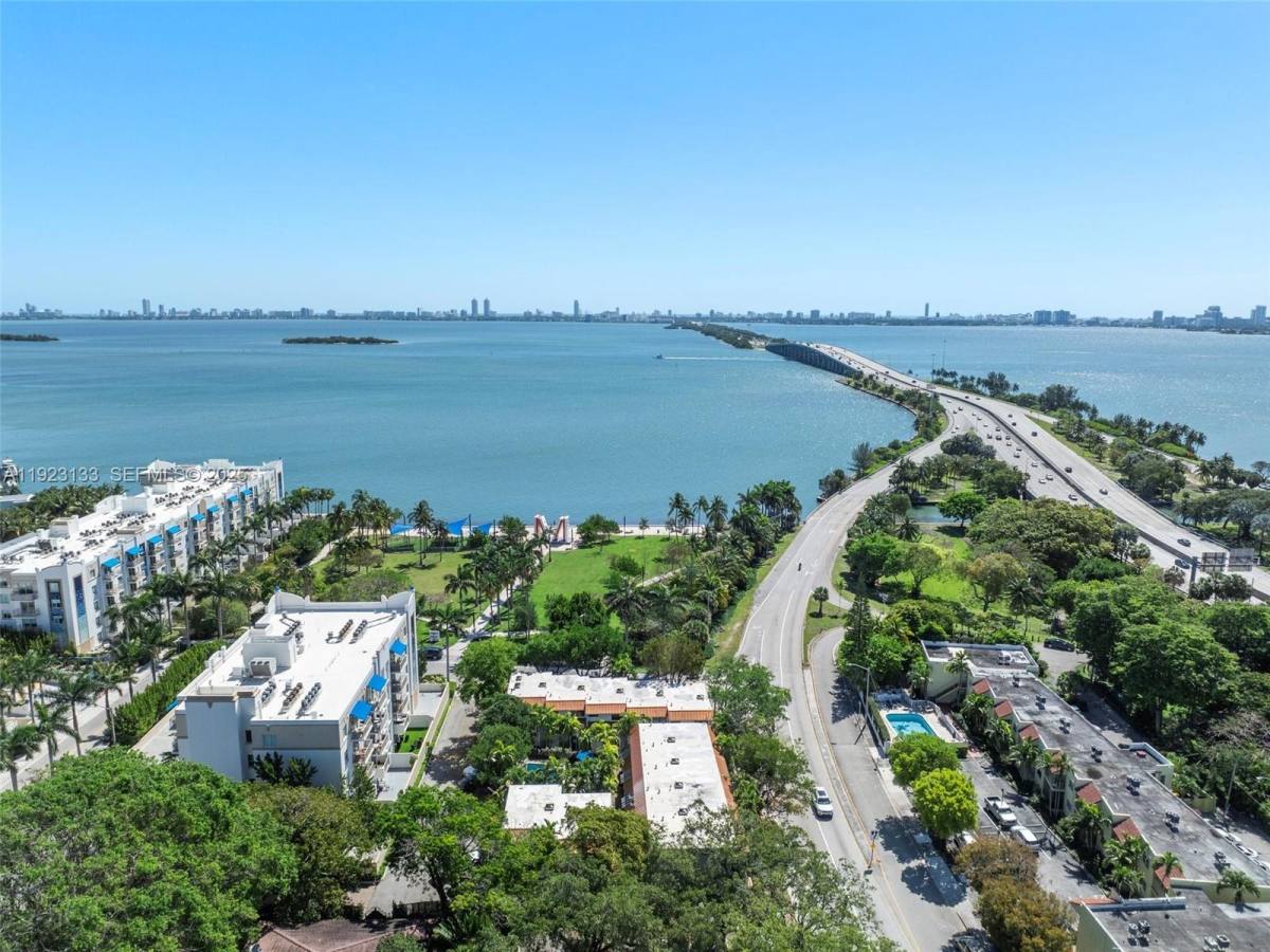 Townhouse for rent at 515 NE 38th St #10, Miami, FL 33137