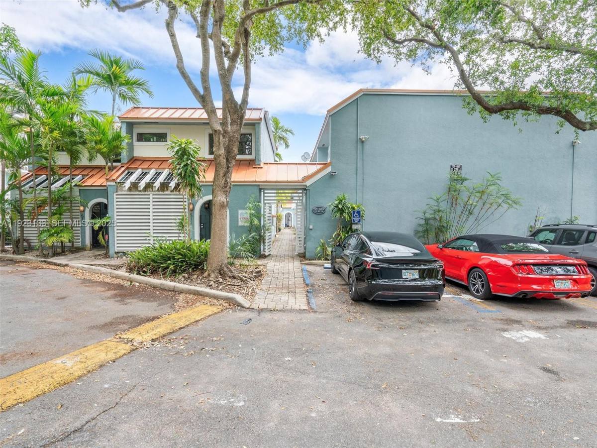 Townhouse for rent at 515 NE 38th St #10, Miami, FL 33137