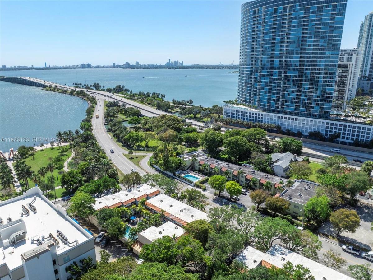 Townhouse for rent at 515 NE 38th St #10, Miami, FL 33137