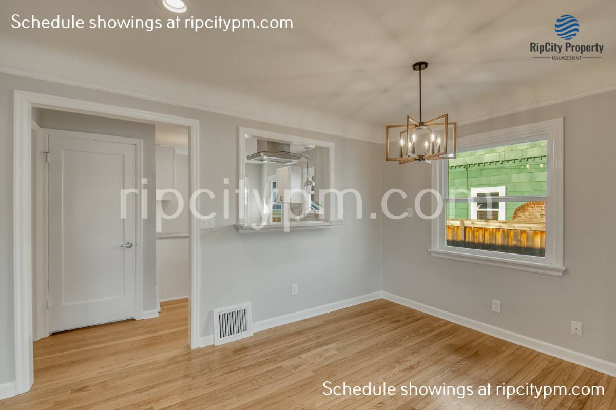House for rent at 2521 SE 64th Ave, Portland, OR 97206