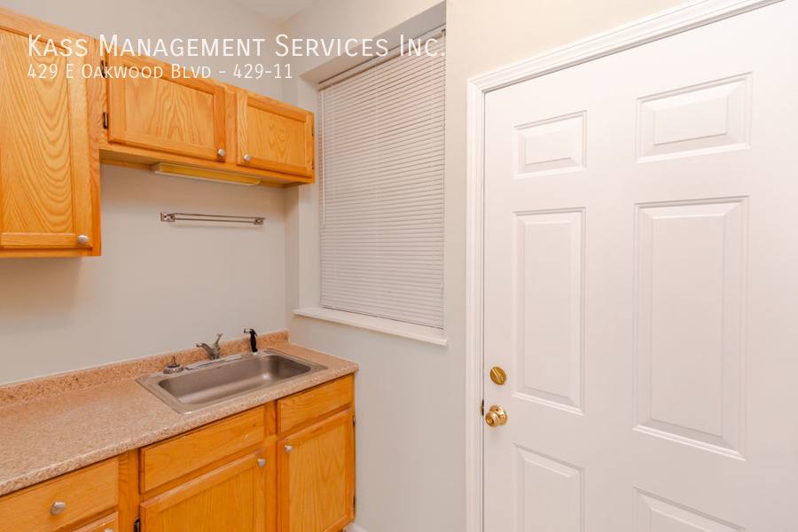 Apartment for rent at 429 E Oakwood Blvd #11, Chicago, IL 60653