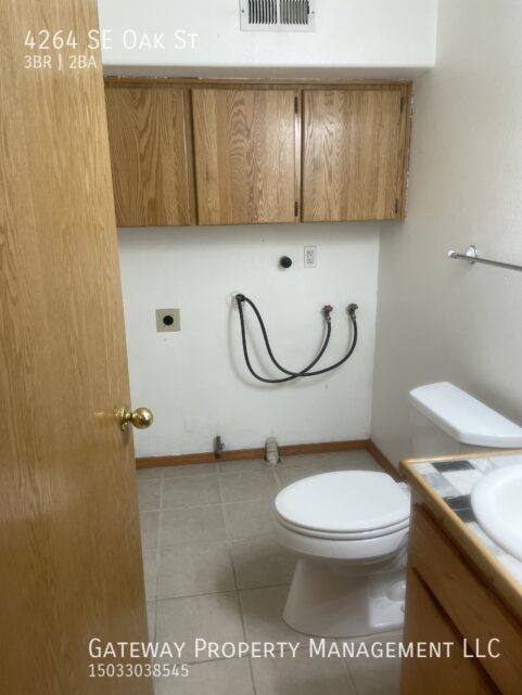 Townhouse for rent at 4264 SE Oak St, Hillsboro, OR 97123