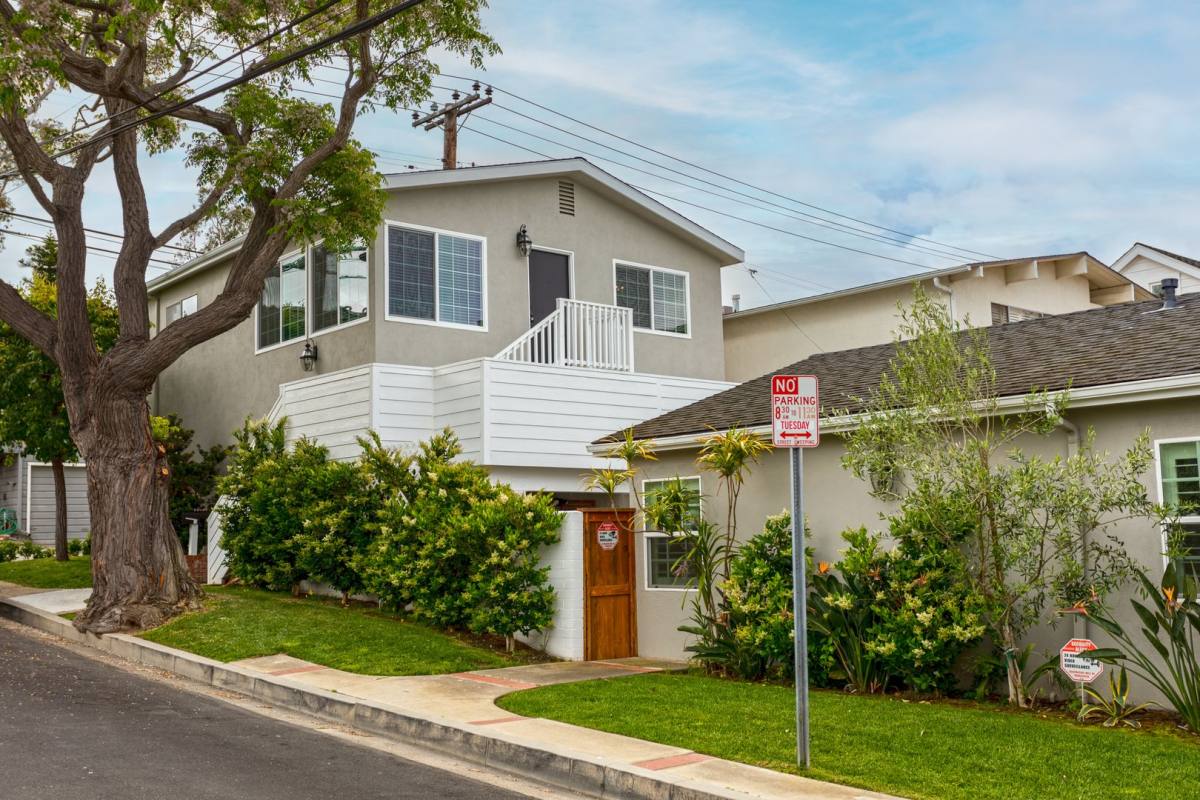 Apartment for rent at 520 Poinsettia Ave, Corona Del Mar, CA 92625