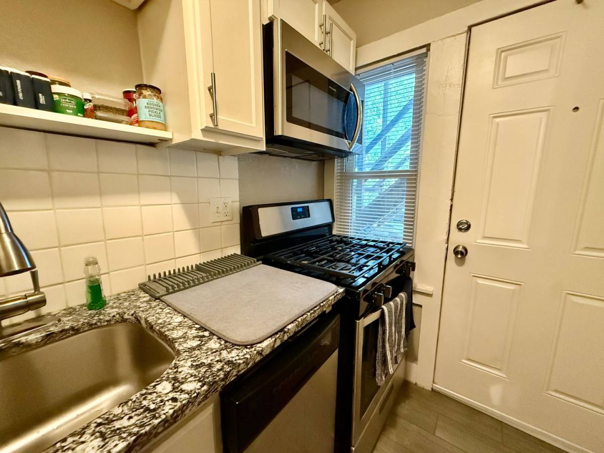 Apartment for rent at 1115 W 40th St, Kansas City, MO 64111