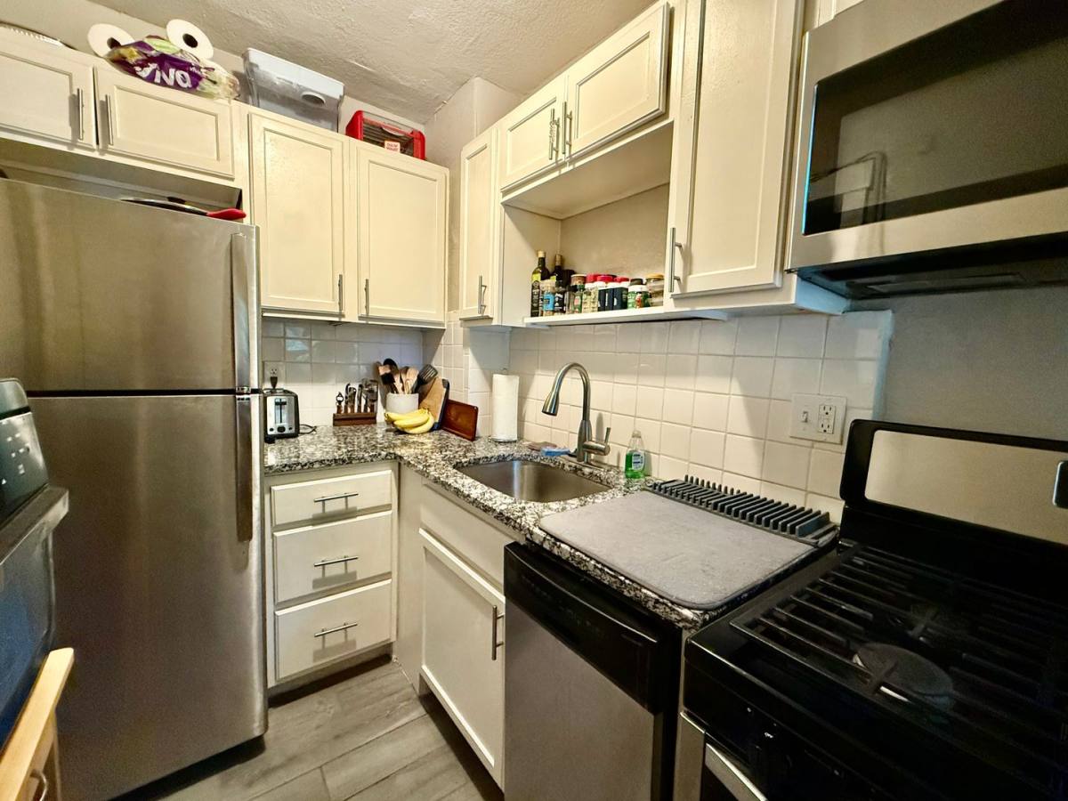 Apartment for rent at 1115 W 40th St, Kansas City, MO 64111