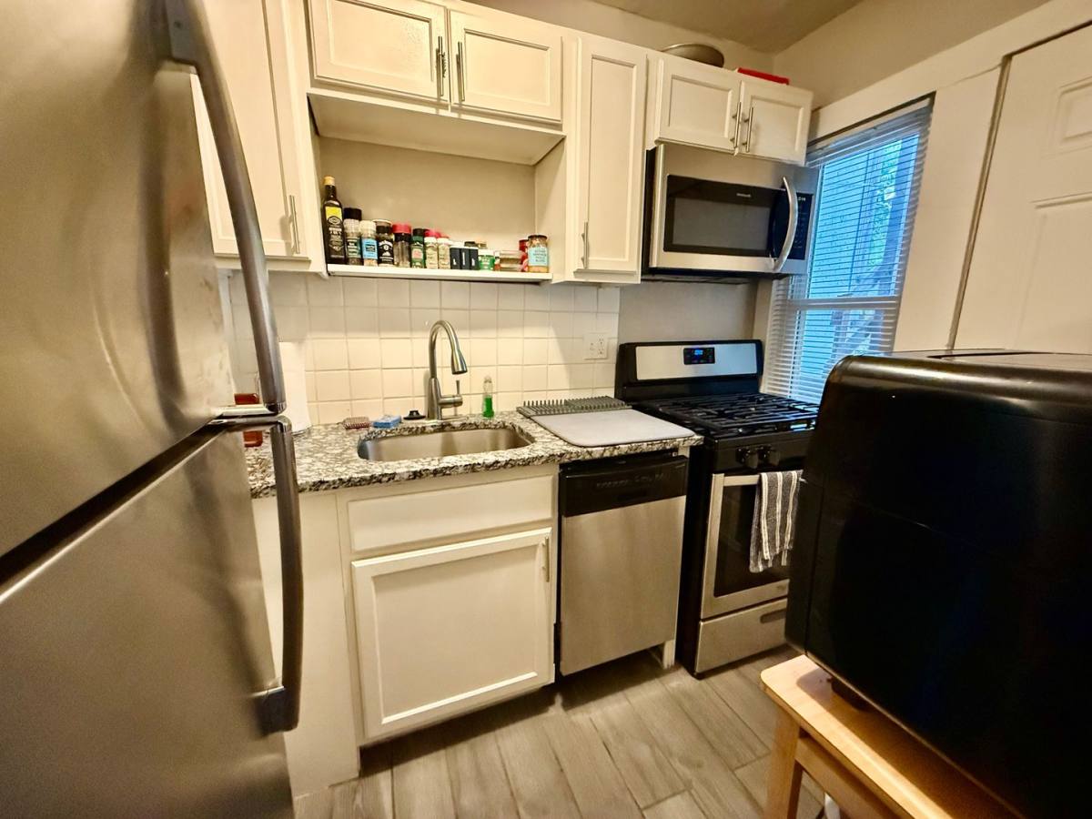Apartment for rent at 1115 W 40th St, Kansas City, MO 64111