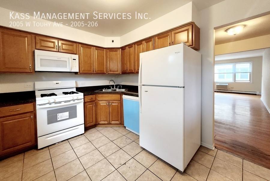 Apartment for rent at 2005 W Touhy Ave #206, Chicago, IL 60645