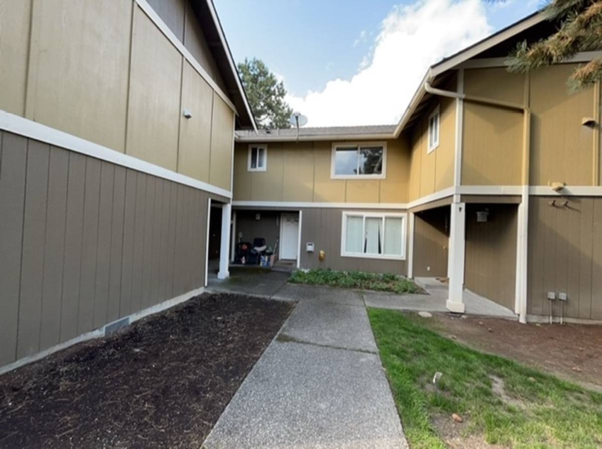 Townhouse for rent at 16881 167th Ave SE, Monroe, WA 98272