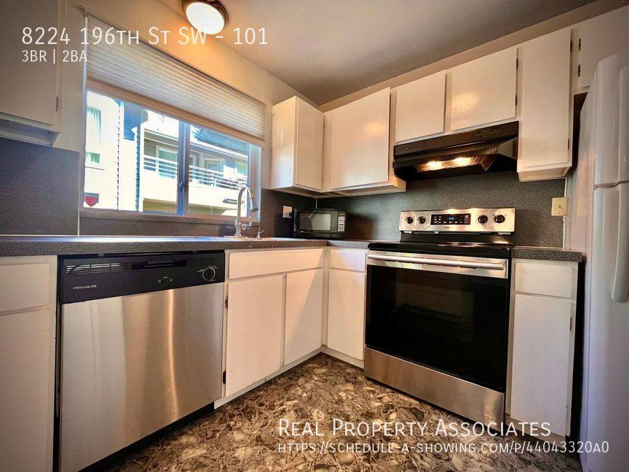 Townhouse for rent at 8224 196th St SW #101, Edmonds, WA 98026