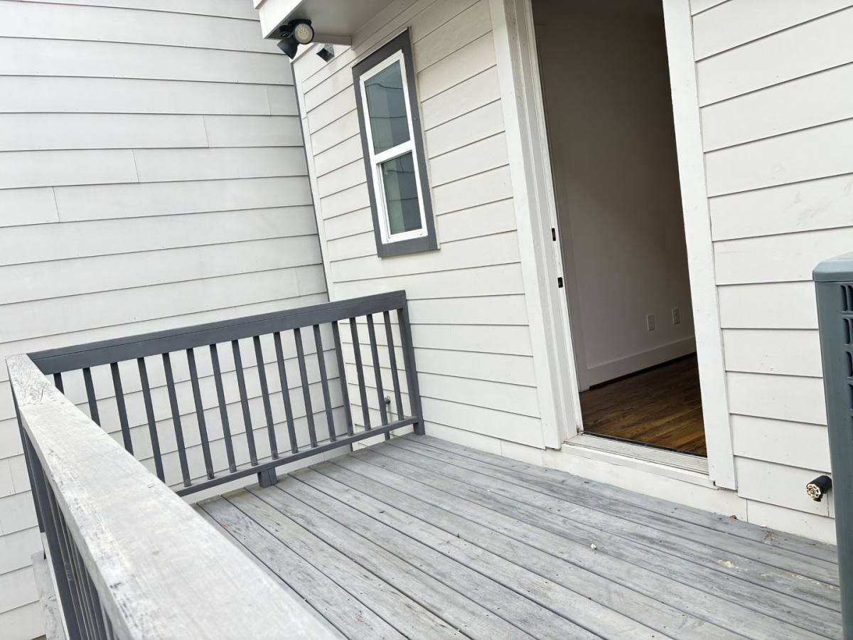 Townhouse for rent at 1535 W 24th St, Houston, TX 77008