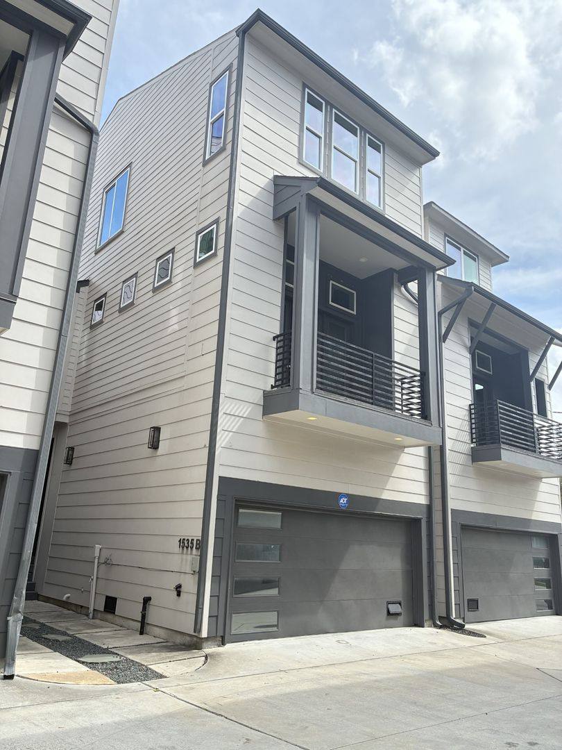 Townhouse for rent at 1535 W 24th St, Houston, TX 77008