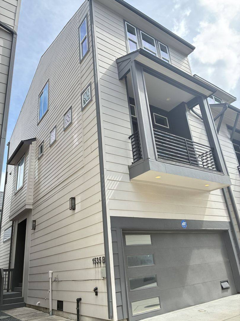 Townhouse for rent at 1535 W 24th St, Houston, TX 77008