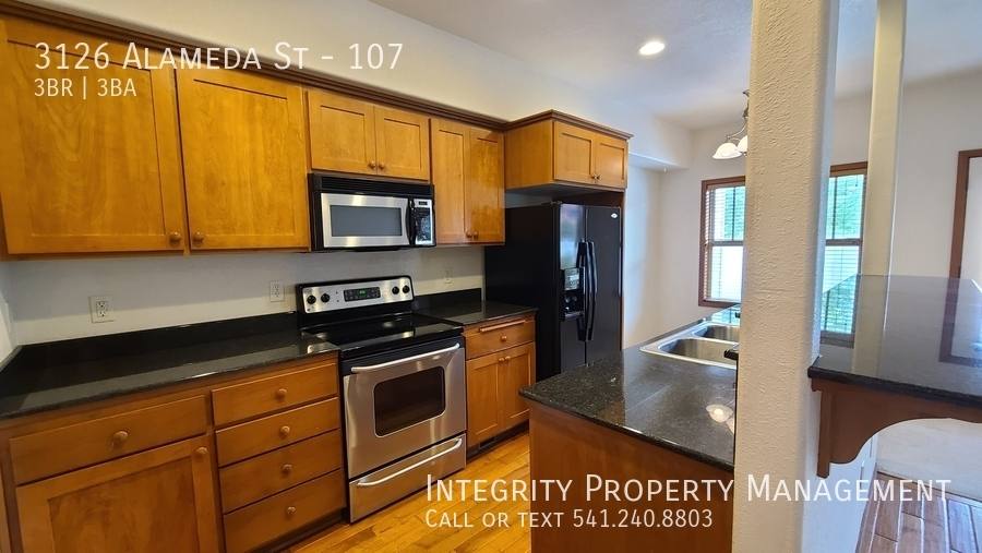 Townhouse for rent at 3126 Alameda St #107, Medford, OR 97504