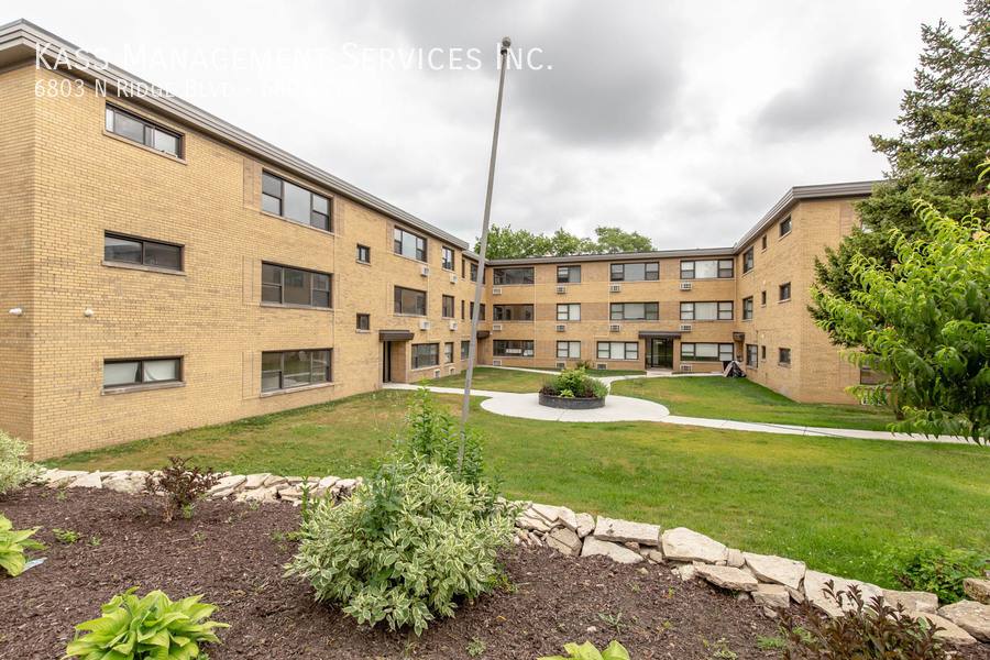 Apartment for rent at 6803 N Ridge Blvd #205, Chicago, IL 60660