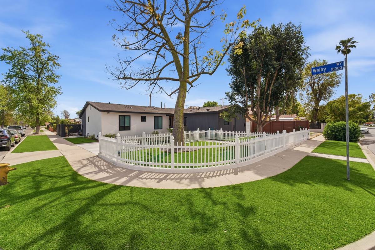 Apartment for rent at 6724 Hesperia Ave, Reseda, CA 91335
