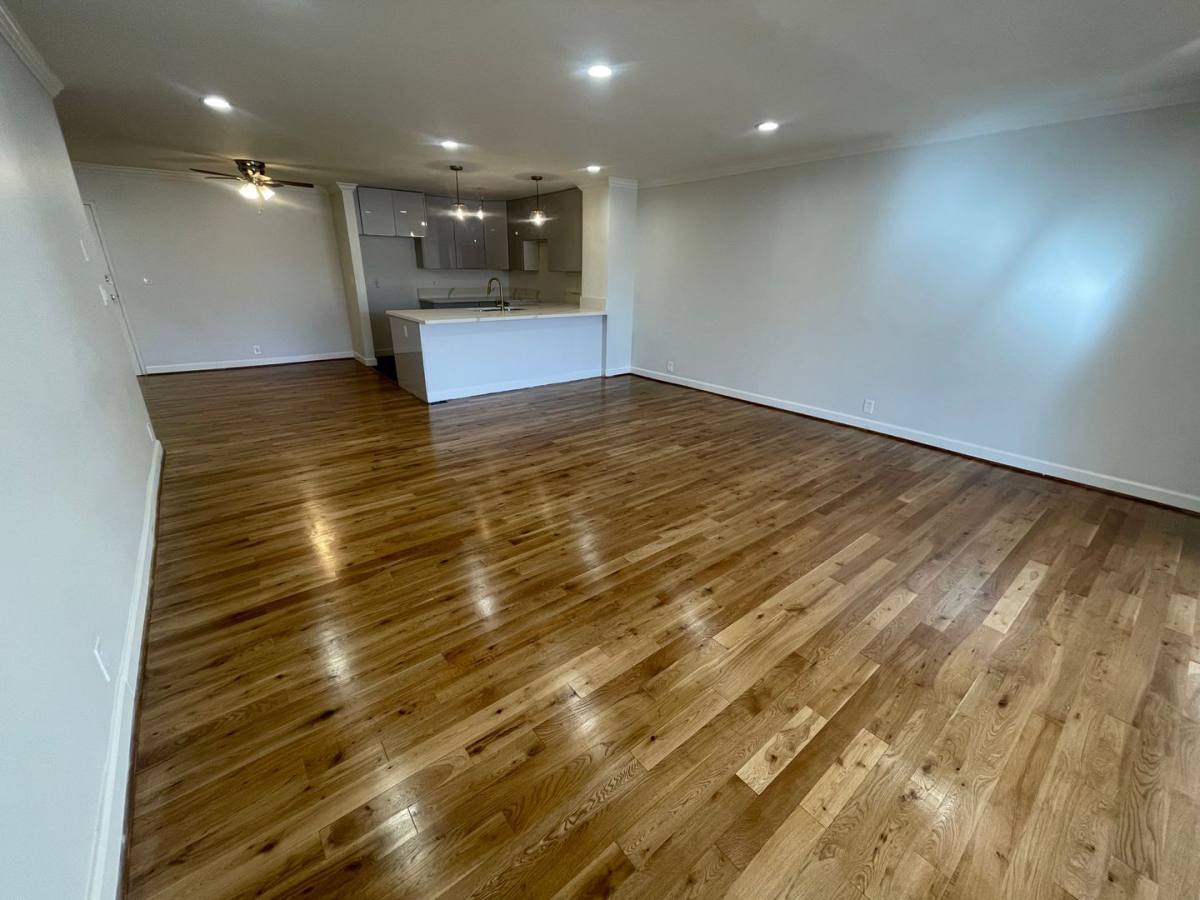 Apartment for rent at 833 S Bedford St, Los Angeles, CA 90035