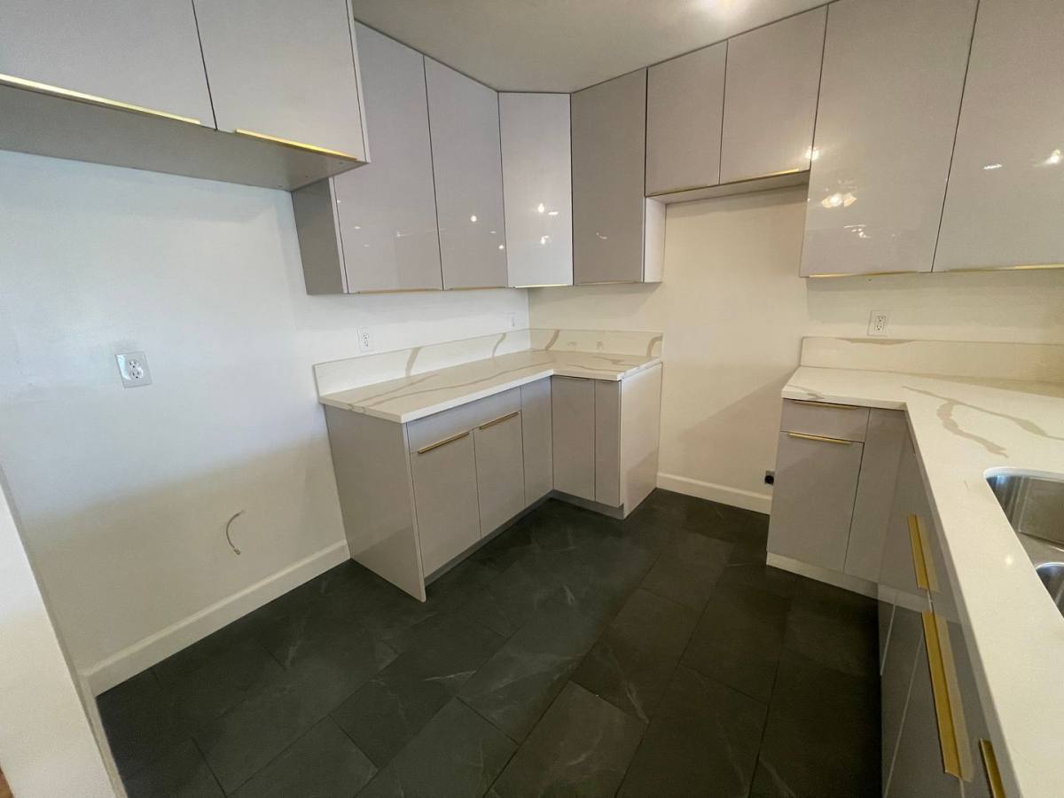 Apartment for rent at 833 S Bedford St, Los Angeles, CA 90035