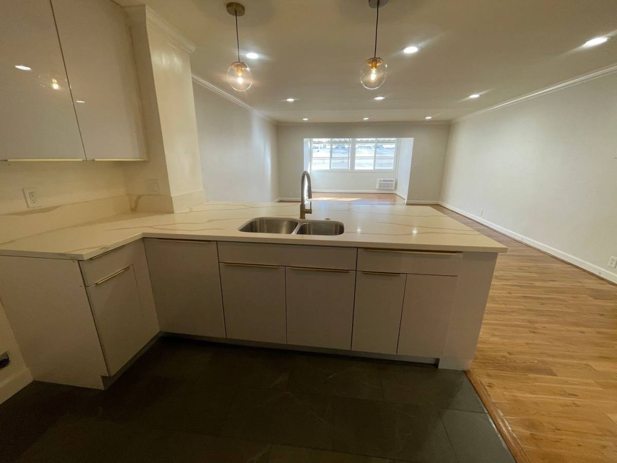 Apartment for rent at 833 S Bedford St, Los Angeles, CA 90035
