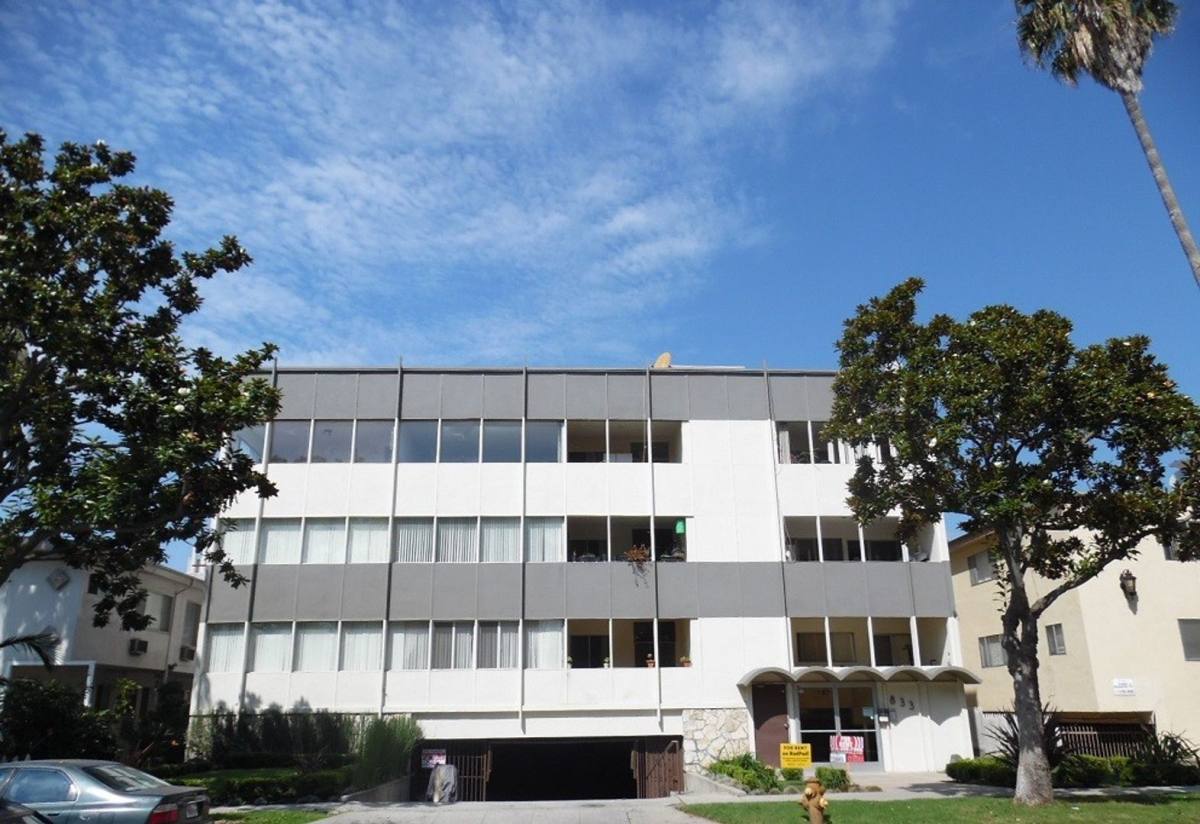 Apartment for rent at 833 S Bedford St, Los Angeles, CA 90035
