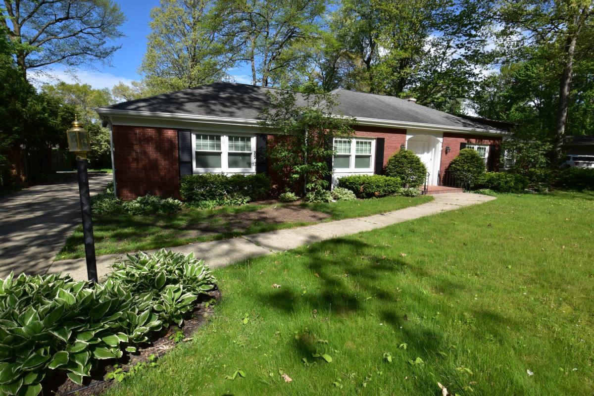 House for rent at 54579 Whispering Oak Dr, Mishawaka, IN 46545