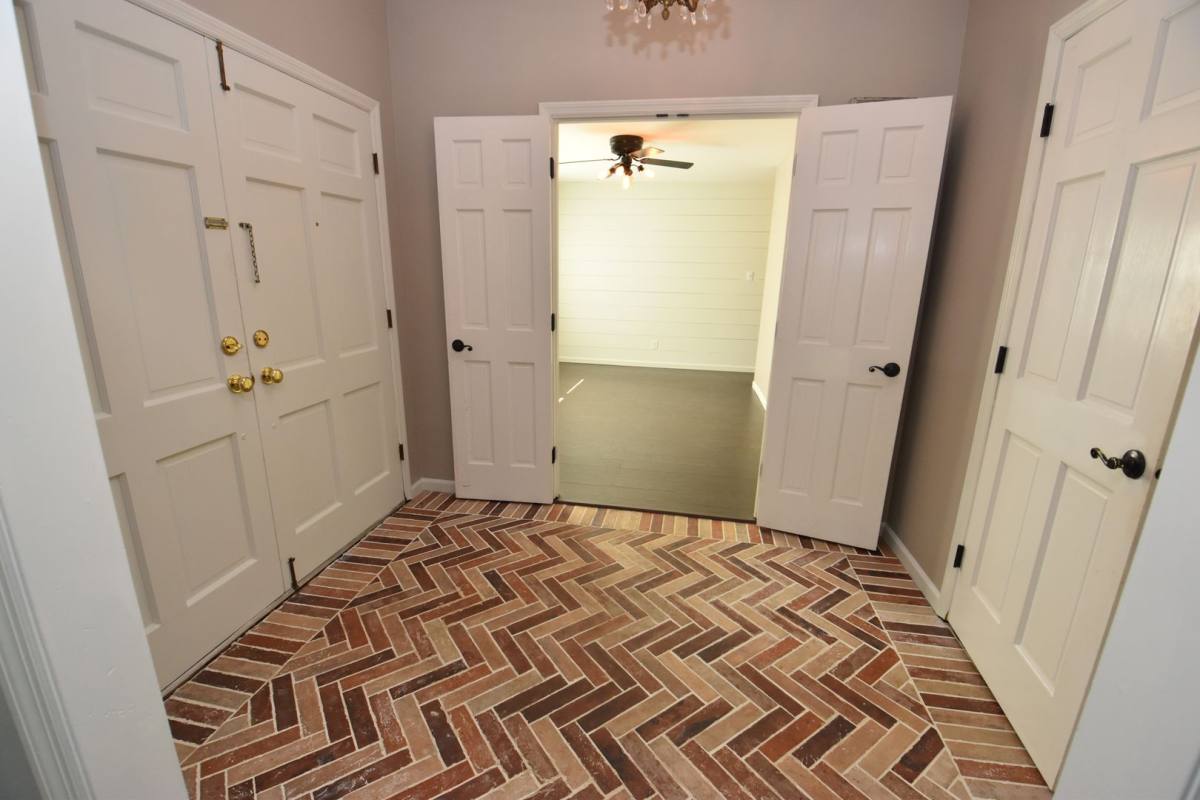 House for rent at 54579 Whispering Oak Dr, Mishawaka, IN 46545