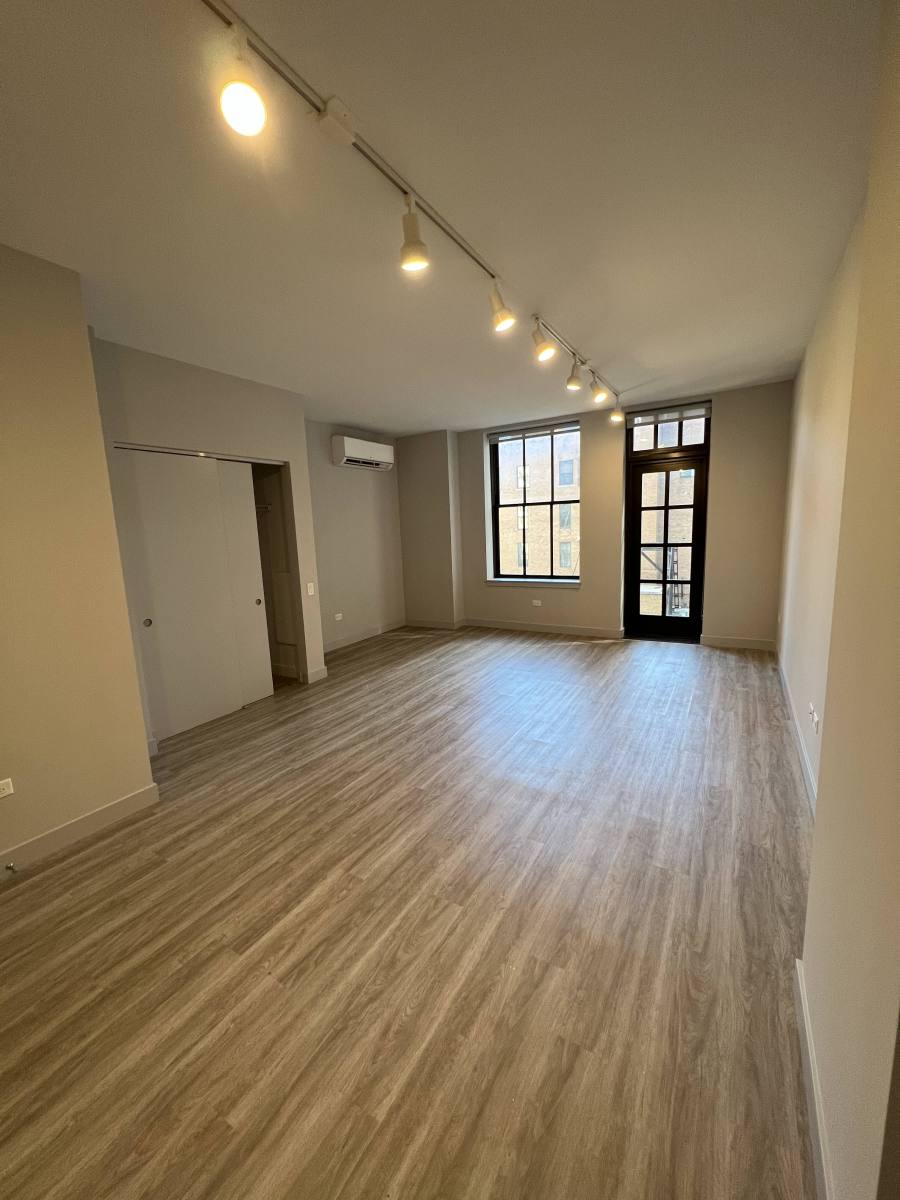 Apartment for rent at 330 S Wells St, Chicago, IL 60606