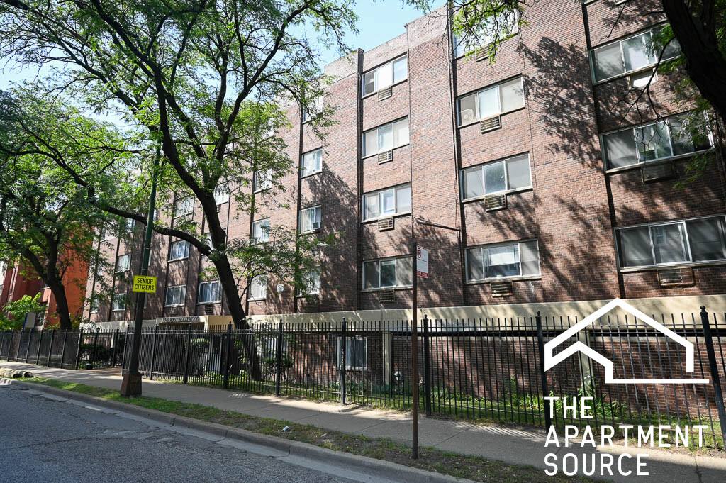 Apartment for rent at 1040 W Hollywood St, Chicago, IL 60660