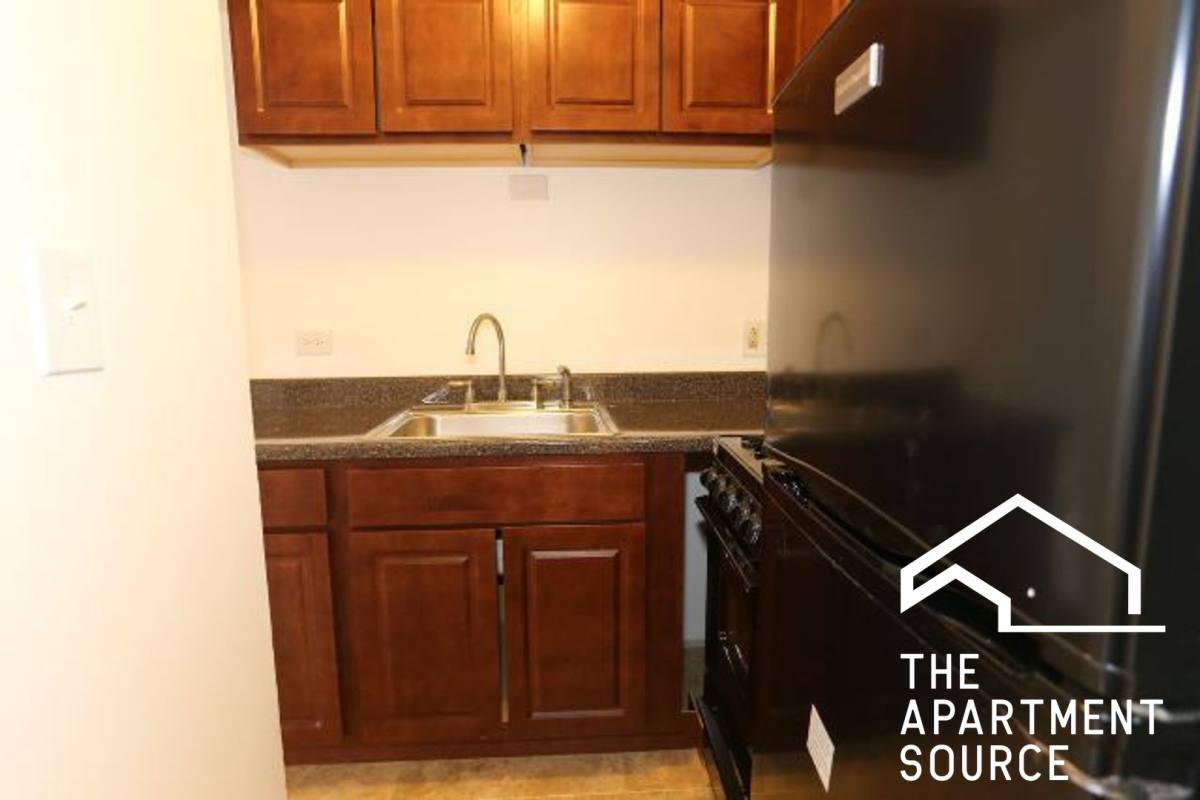 Apartment for rent at 1040 W Hollywood St, Chicago, IL 60660