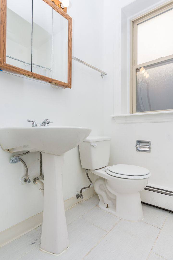 Apartment for rent at 7130 S Jeffrey Blvd, Chicago, IL 60649