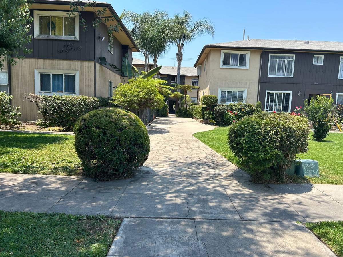 Apartment for rent at 261 S New Hampshire, Los Angeles, CA 90004