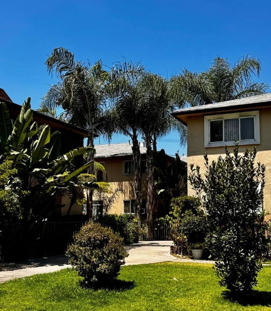Apartment for rent at 261 S New Hampshire, Los Angeles, CA 90004