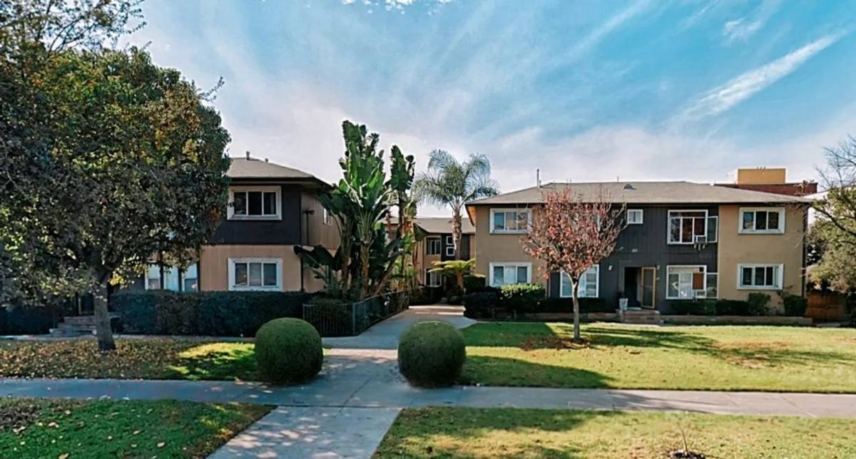 Apartment for rent at 261 S New Hampshire, Los Angeles, CA 90004