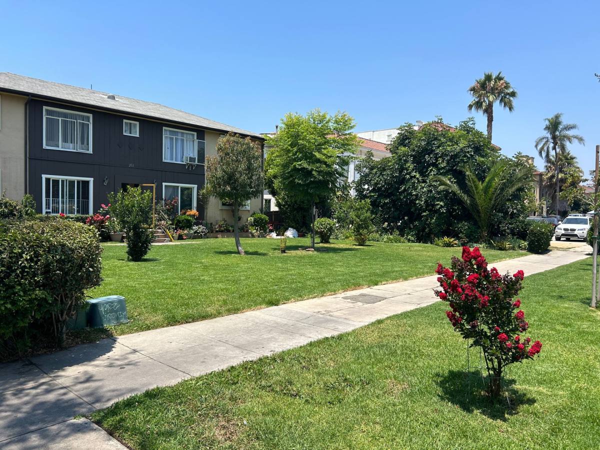 Apartment for rent at 261 S New Hampshire, Los Angeles, CA 90004