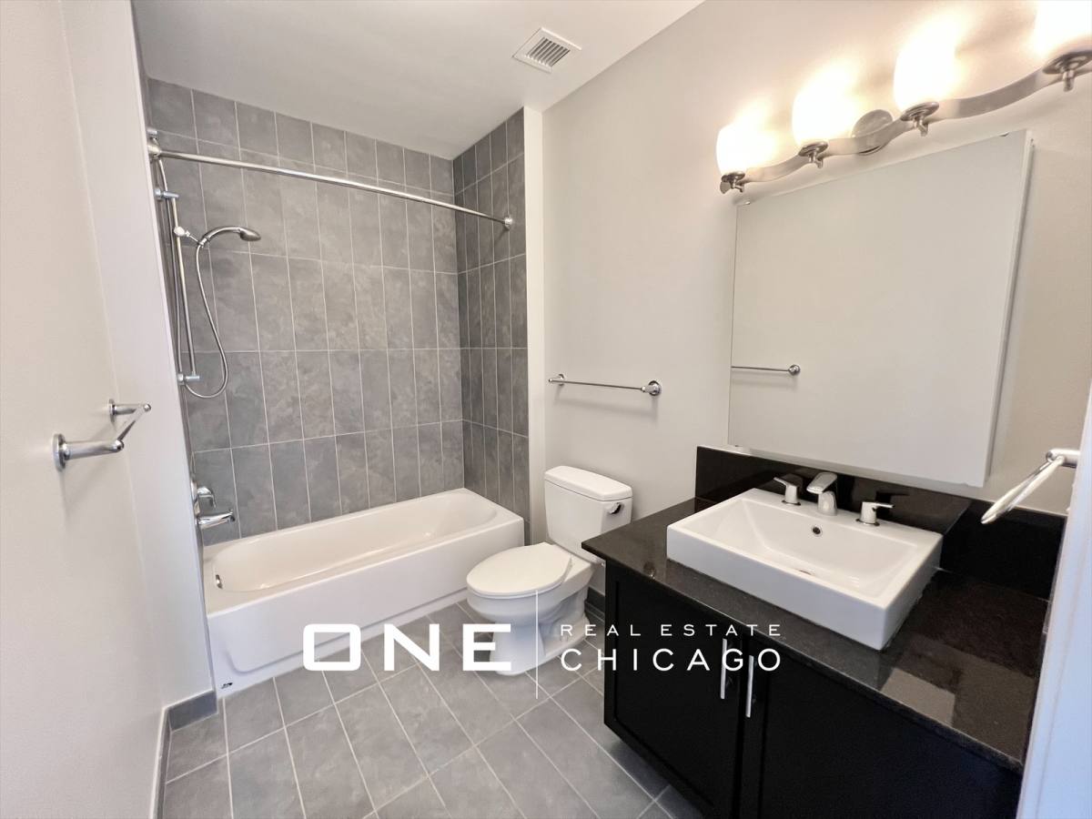 Apartment for rent at 210 N Wells #1, Chicago, IL 60606