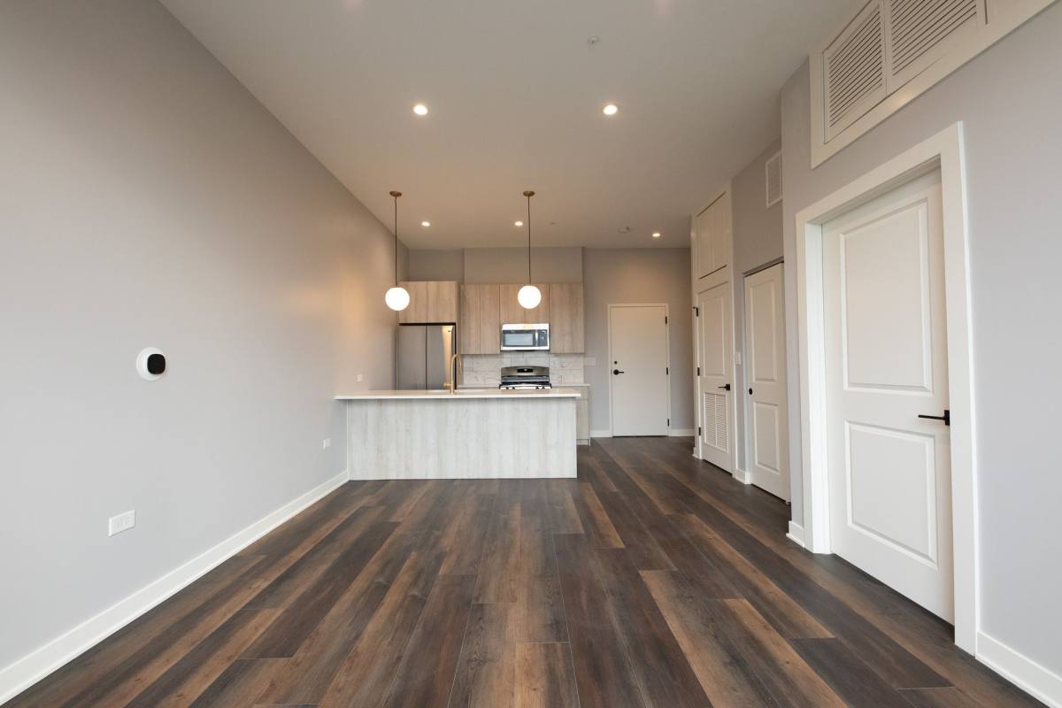 Apartment for rent at 913 W School St, Chicago, IL 60657