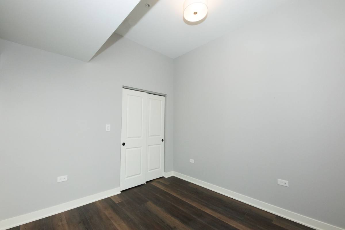 Apartment for rent at 913 W School St, Chicago, IL 60657