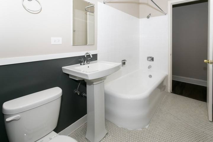 Apartment for rent at 1642 E 56th St, Chicago, IL 60637