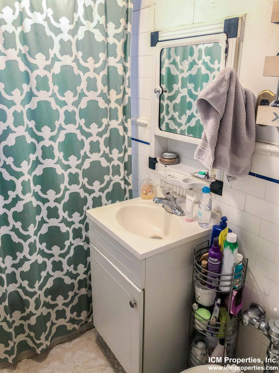 Apartment for rent at 428 W Surf St #1H, Chicago, IL 60657