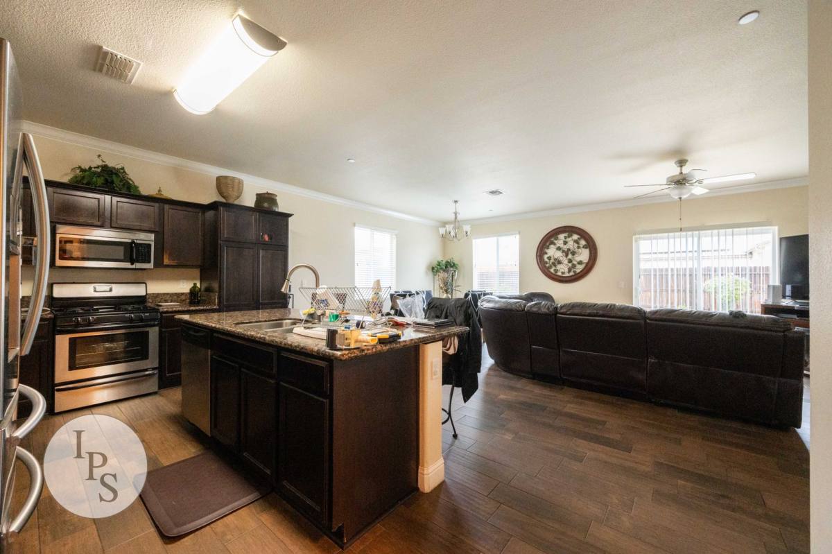 House for rent at 856 Reagan Ave, Sanger, CA 93657
