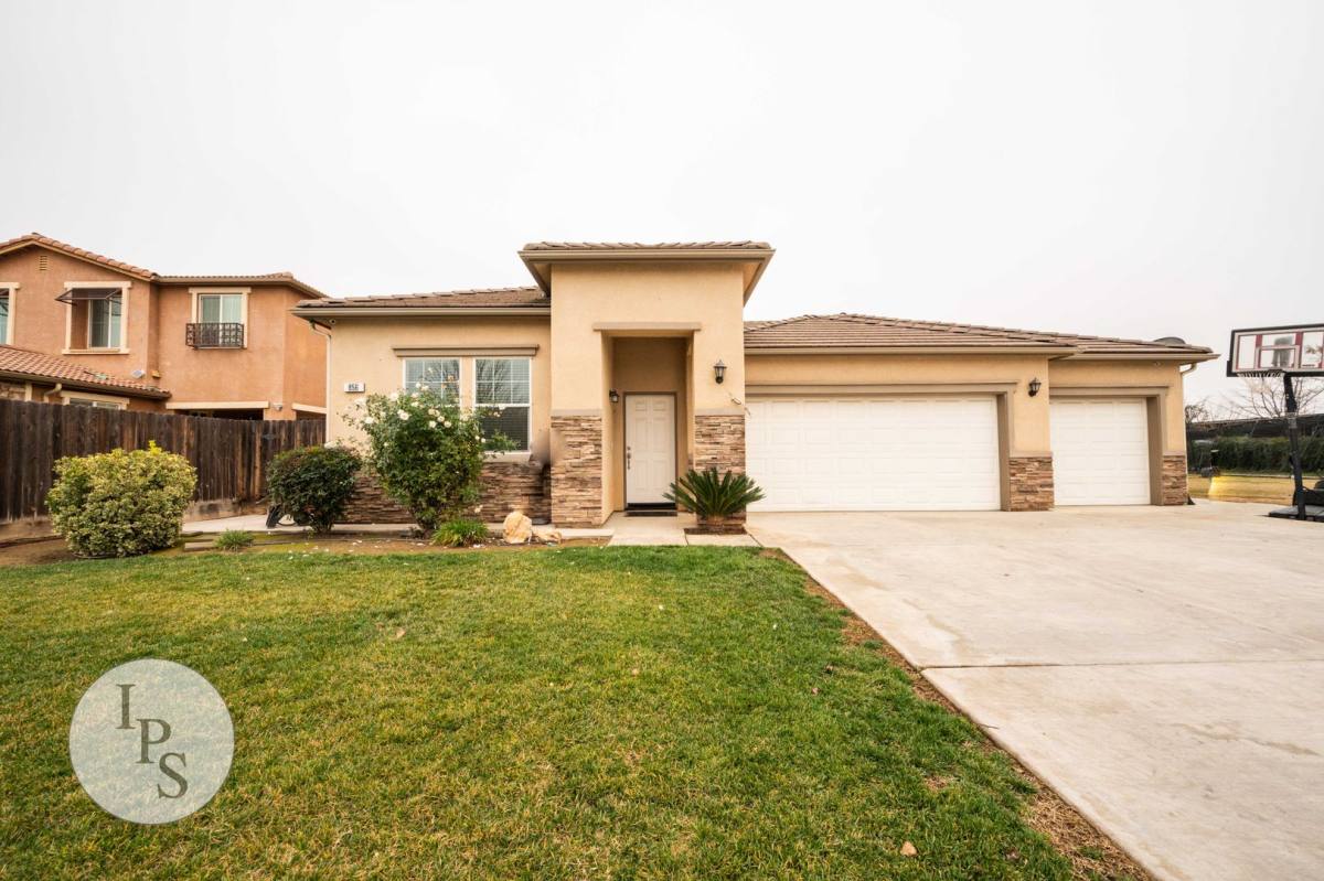 House for rent at 856 Reagan Ave, Sanger, CA 93657